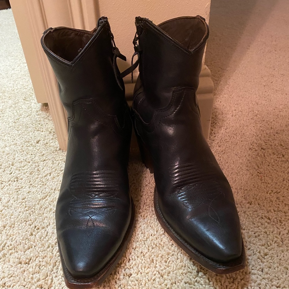Tecovas Daisy in midnight size 8B